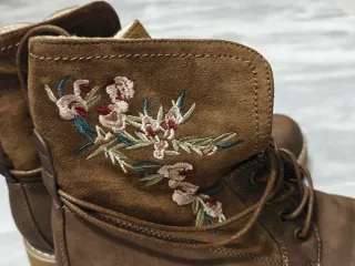 Stivali marroni con ricamo floreale