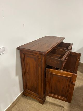Mueble de madera con cajones y puertas