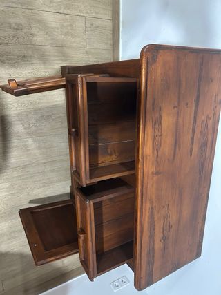 Mueble de madera con cajones y puertas