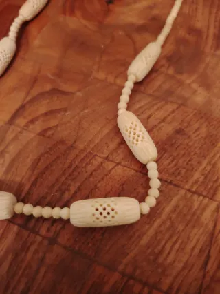 Collana perline e elementi intagliati