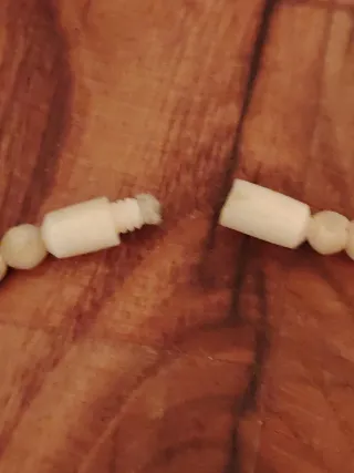 Collana perline e elementi intagliati