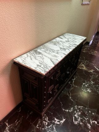 Mueble de madera tallada con mármol URGE X MUDANZA