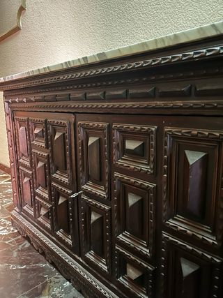 Mueble de madera tallada con mármol URGE X MUDANZA
