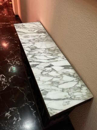 Mueble de madera tallada con mármol URGE X MUDANZA