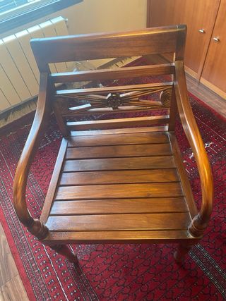 Poltrona in legno con cuscini su misura