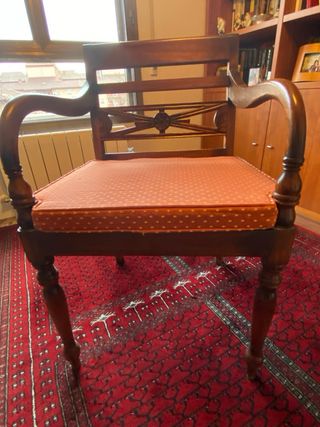 Poltrona in legno con cuscini su misura