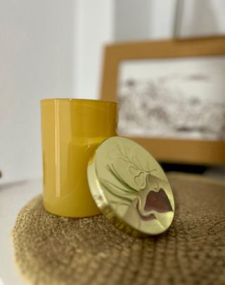 Tarro de vidrio decorativo para vela con tapa dora