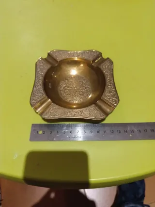 Cenicero de metal dorado con relieve