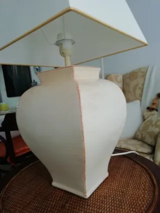 Lámpara de mesa cerámica esmaltada.