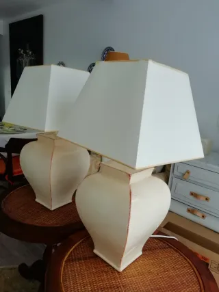 Lámpara de mesa cerámica esmaltada.