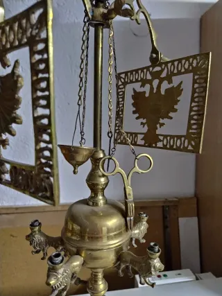 Candelabro de metal dorado