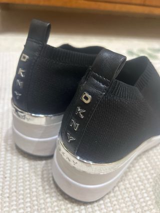 Zapatillas DKNY negras con detalles dorados