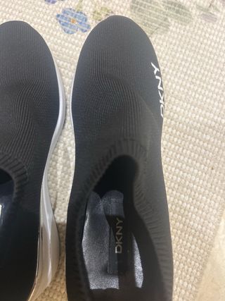 Zapatillas DKNY negras con detalles dorados