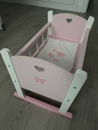 Cuna de juguete rosa con corazones
