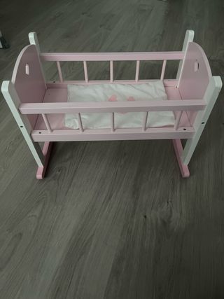 Cuna de juguete rosa con corazones