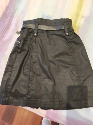 Falda Guess Negra con Cinturón