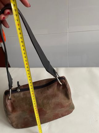 Bolso de piel marrón con estampado floral