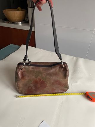 Bolso de piel marrón con estampado floral