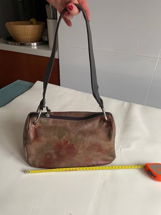 Bolso de piel marrón con estampado floral