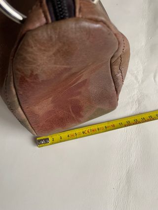 Bolso de piel marrón con estampado floral