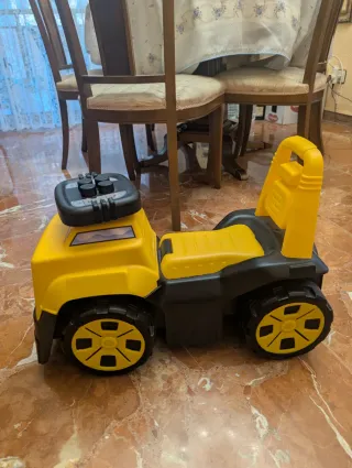 Coche correpasillos amarillo y negro