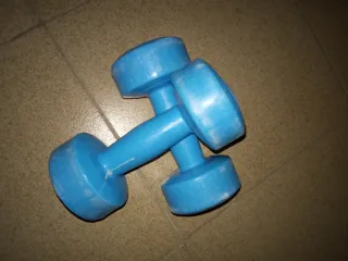 Mancuernas azules para ejercicio