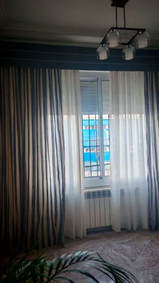 Tende a righe in tessuto grigio e beige