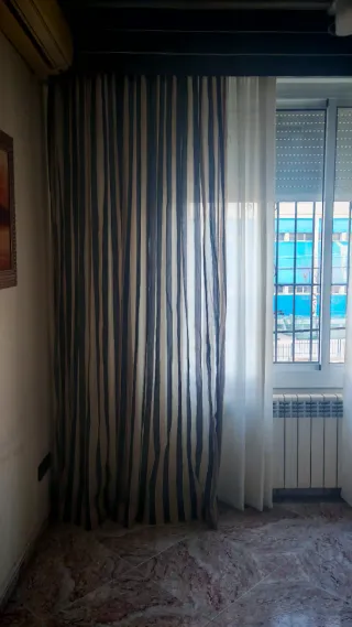 Tende a righe in tessuto grigio e beige