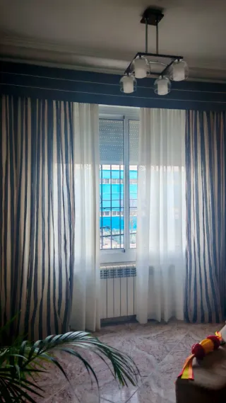 Tende a righe in tessuto grigio e beige