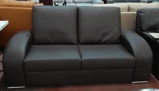 Sofá marrón piel sintética, patas metálicas.