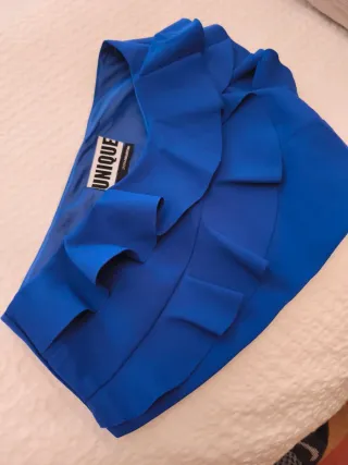 Blusa azul con volantes de un hombro