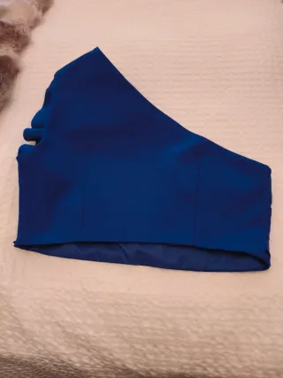 Blusa azul con volantes de un hombro