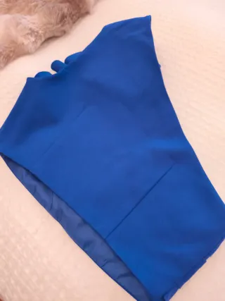 Blusa azul con volantes de un hombro