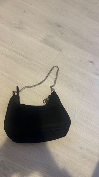 Bolso negro con cadena