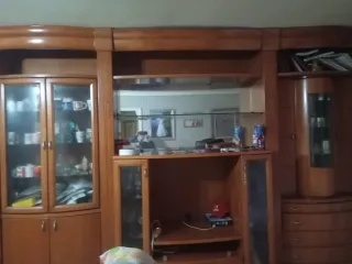 Mueble de comedor de madera y cristal