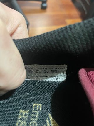 Zapatillas Emerica color burdeos y negro