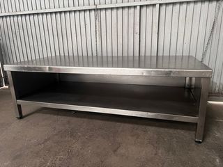 Mesa baja inoxidable con estante