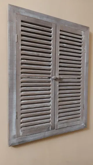 Espejo de pared con contraventanas de madera