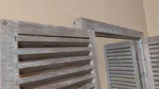 Espejo de pared con contraventanas de madera