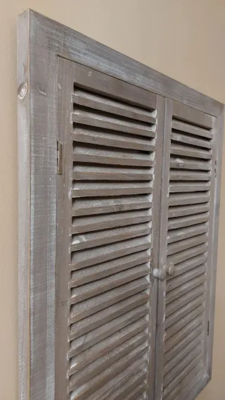 Espejo de pared con contraventanas de madera