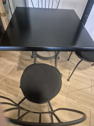 Mesa cuadrada negra para interior/exterior