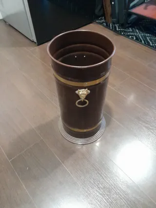 Paragüero marrón con detalle de león