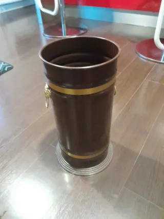 Paragüero marrón con detalle de león