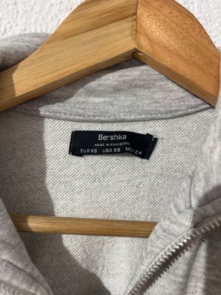 Sudadera Bershka gris cremallera cuello alto