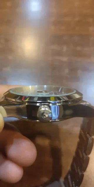 Reloj elegante con correa metálica