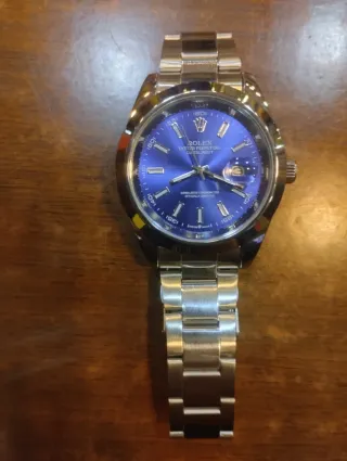 Reloj elegante con correa metálica
