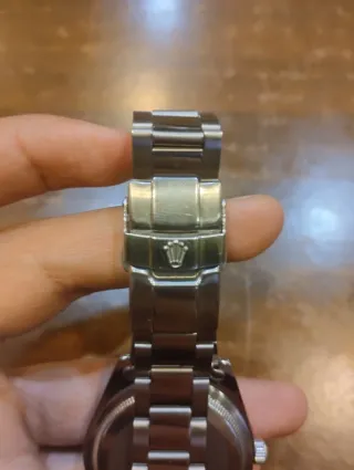 Reloj elegante con correa metálica