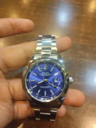 Reloj elegante con correa metálica