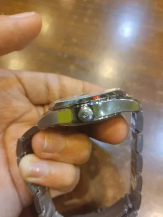 Reloj elegante con correa metálica