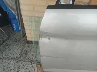 Puerta de coche plateada